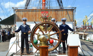 Практиканты «Мира» в Калининграде соревновались с курсантами парусника «Седов» и присоединились к морскому фестивалю