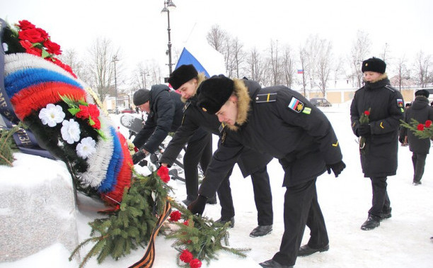 Курсанты ГУМРФ возложили цветы к памятнику С.О. Макарову в Кронштадте