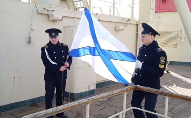Курсанты ГУМРФ приняли участие в подъеме Андреевского флага на ледоколе «Красин»
