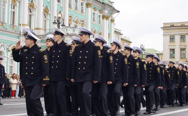 На Дворцовой площади Петербурга состоялось посвящение в курсанты ГУМРФ имени адмирала С.О. Макарова