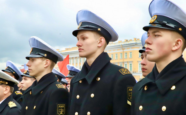 На Дворцовой площади Петербурга состоялось посвящение в курсанты ГУМРФ имени адмирала С.О. Макарова