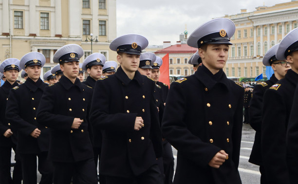 На Дворцовой площади Петербурга состоялось посвящение в курсанты ГУМРФ имени адмирала С.О. Макарова