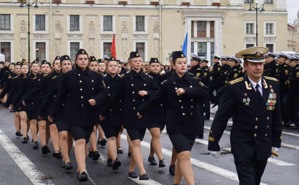 На Дворцовой площади Петербурга состоялось посвящение в курсанты ГУМРФ имени адмирала С.О. Макарова