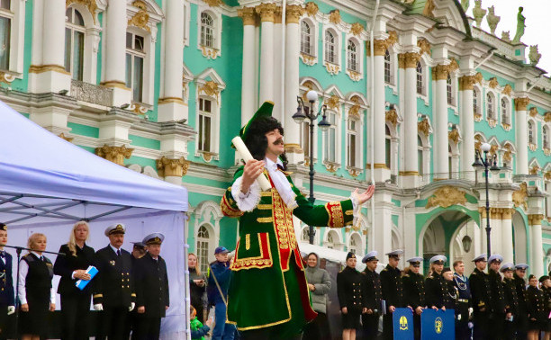 На Дворцовой площади Петербурга состоялось посвящение в курсанты ГУМРФ имени адмирала С.О. Макарова