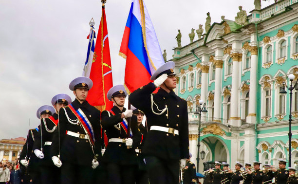 На Дворцовой площади Петербурга состоялось посвящение в курсанты ГУМРФ имени адмирала С.О. Макарова