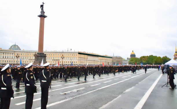 На Дворцовой площади Петербурга состоялось посвящение в курсанты ГУМРФ имени адмирала С.О. Макарова