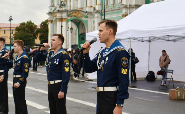 На Дворцовой площади Петербурга состоялось посвящение в курсанты ГУМРФ имени адмирала С.О. Макарова