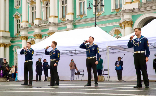 На Дворцовой площади Петербурга состоялось посвящение в курсанты ГУМРФ имени адмирала С.О. Макарова