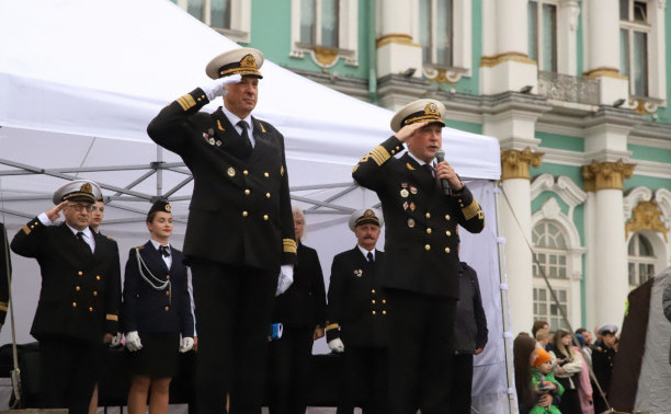 На Дворцовой площади Петербурга состоялось посвящение в курсанты ГУМРФ имени адмирала С.О. Макарова