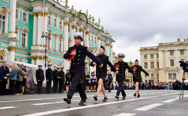 На Дворцовой площади Петербурга состоялось посвящение в курсанты ГУМРФ имени адмирала С.О. Макарова