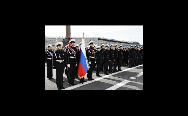 На Дворцовой площади Петербурга состоялось посвящение в курсанты ГУМРФ имени адмирала С.О. Макарова