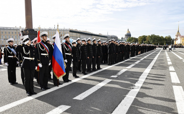 На Дворцовой площади Петербурга состоялось посвящение в курсанты ГУМРФ имени адмирала С.О. Макарова