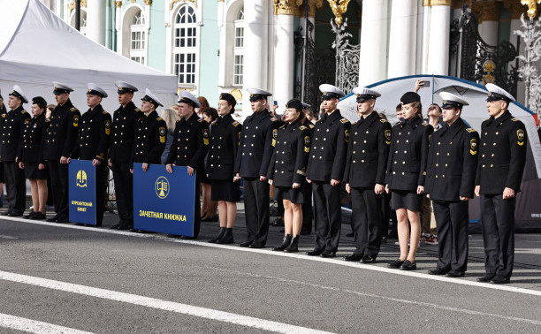 На Дворцовой площади Петербурга состоялось посвящение в курсанты ГУМРФ имени адмирала С.О. Макарова