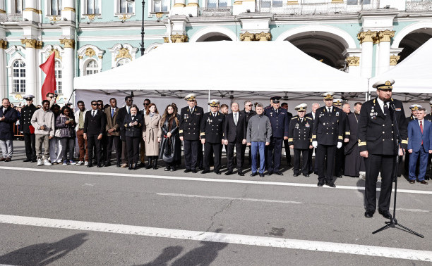 На Дворцовой площади Петербурга состоялось посвящение в курсанты ГУМРФ имени адмирала С.О. Макарова
