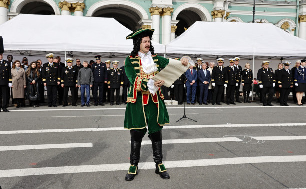 На Дворцовой площади Петербурга состоялось посвящение в курсанты ГУМРФ имени адмирала С.О. Макарова