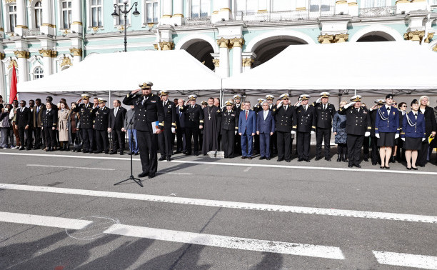 На Дворцовой площади Петербурга состоялось посвящение в курсанты ГУМРФ имени адмирала С.О. Макарова