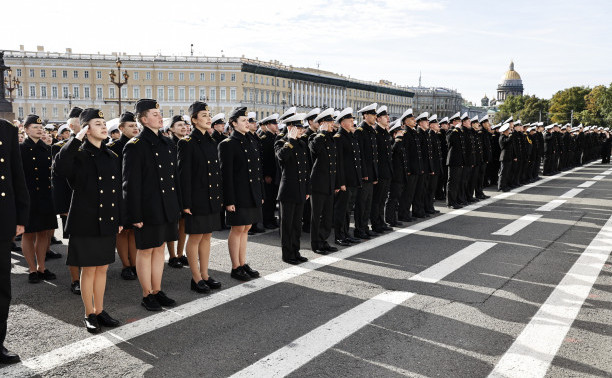 На Дворцовой площади Петербурга состоялось посвящение в курсанты ГУМРФ имени адмирала С.О. Макарова