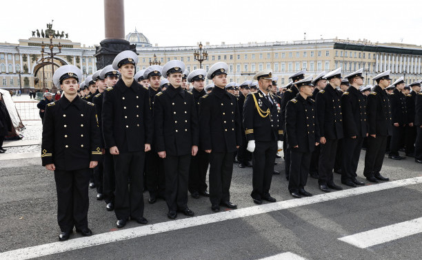 На Дворцовой площади Петербурга состоялось посвящение в курсанты ГУМРФ имени адмирала С.О. Макарова