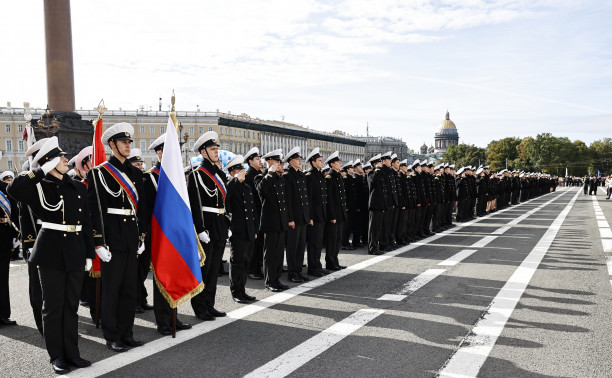 На Дворцовой площади Петербурга состоялось посвящение в курсанты ГУМРФ имени адмирала С.О. Макарова