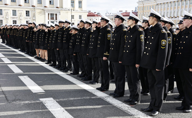 На Дворцовой площади Петербурга состоялось посвящение в курсанты ГУМРФ имени адмирала С.О. Макарова