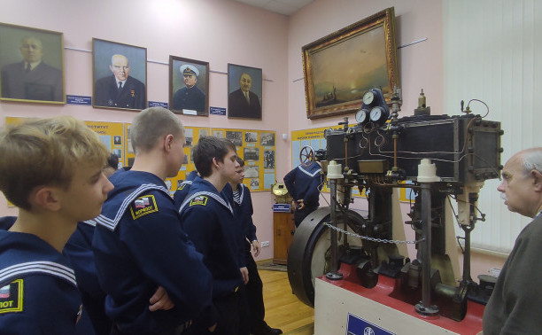 Экскурсии первокурсников МЦОО ИМА в музей Историко-просветительского комплекса по истории академии и морского флота ГУМРФ продолжаются