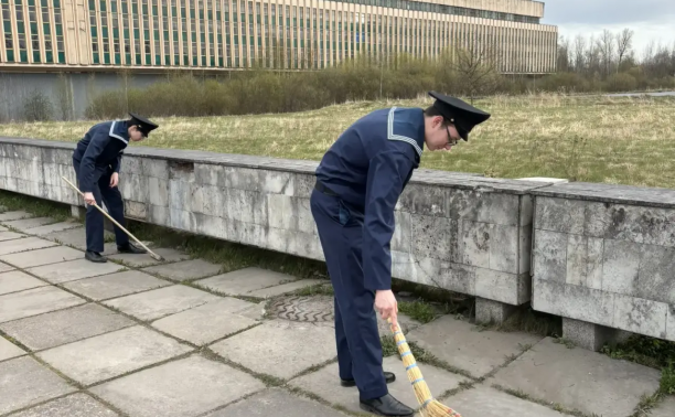 День благоустройства в Учебном городке №4  и подшефном детском саду №2 поселка Стрельна