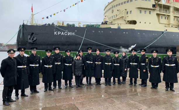 Макаровцы торжественно подняли флаг на ледоколе «Красин»