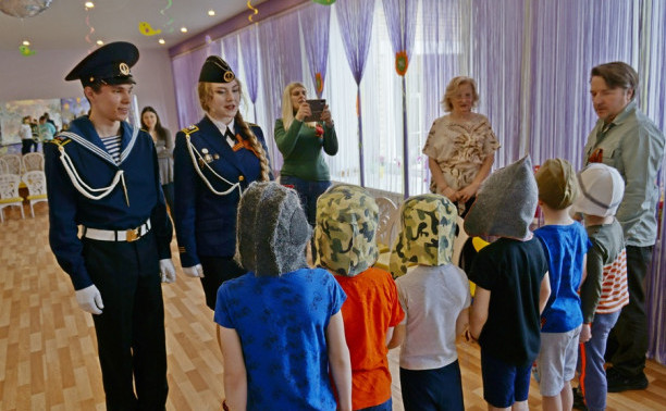 Курсанты МЦОО Института «Морская академия» поздравили ребят подшефного детского сада с праздником