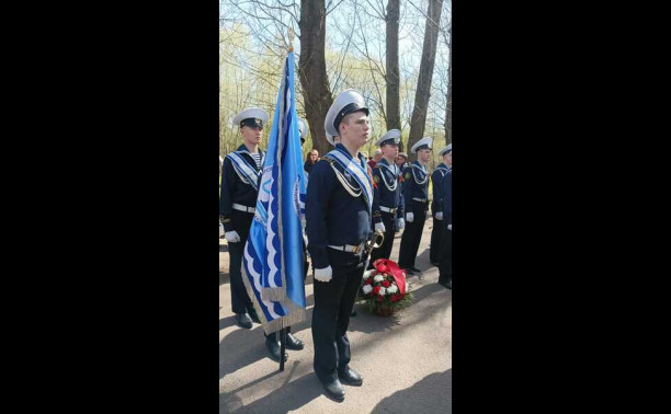 Возложение цветов к мемориалу погибшим в Великой Отечественной войне на Стрельнинском кладбище